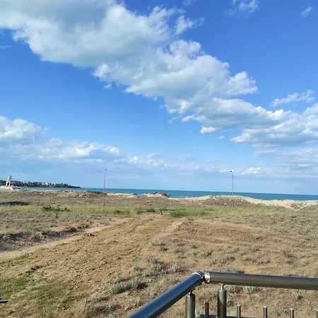 Seahome Beachfront Sea View Terrace Quiet Parking * פרימורסקו